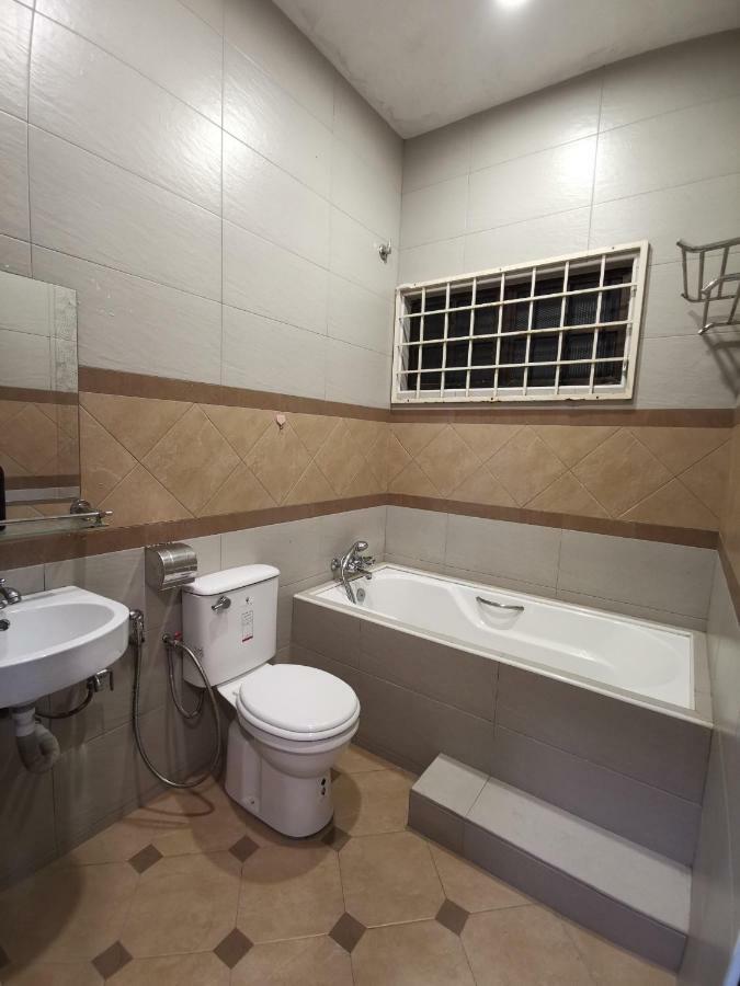 Ria Homestay Johor Bahru Bagian luar foto